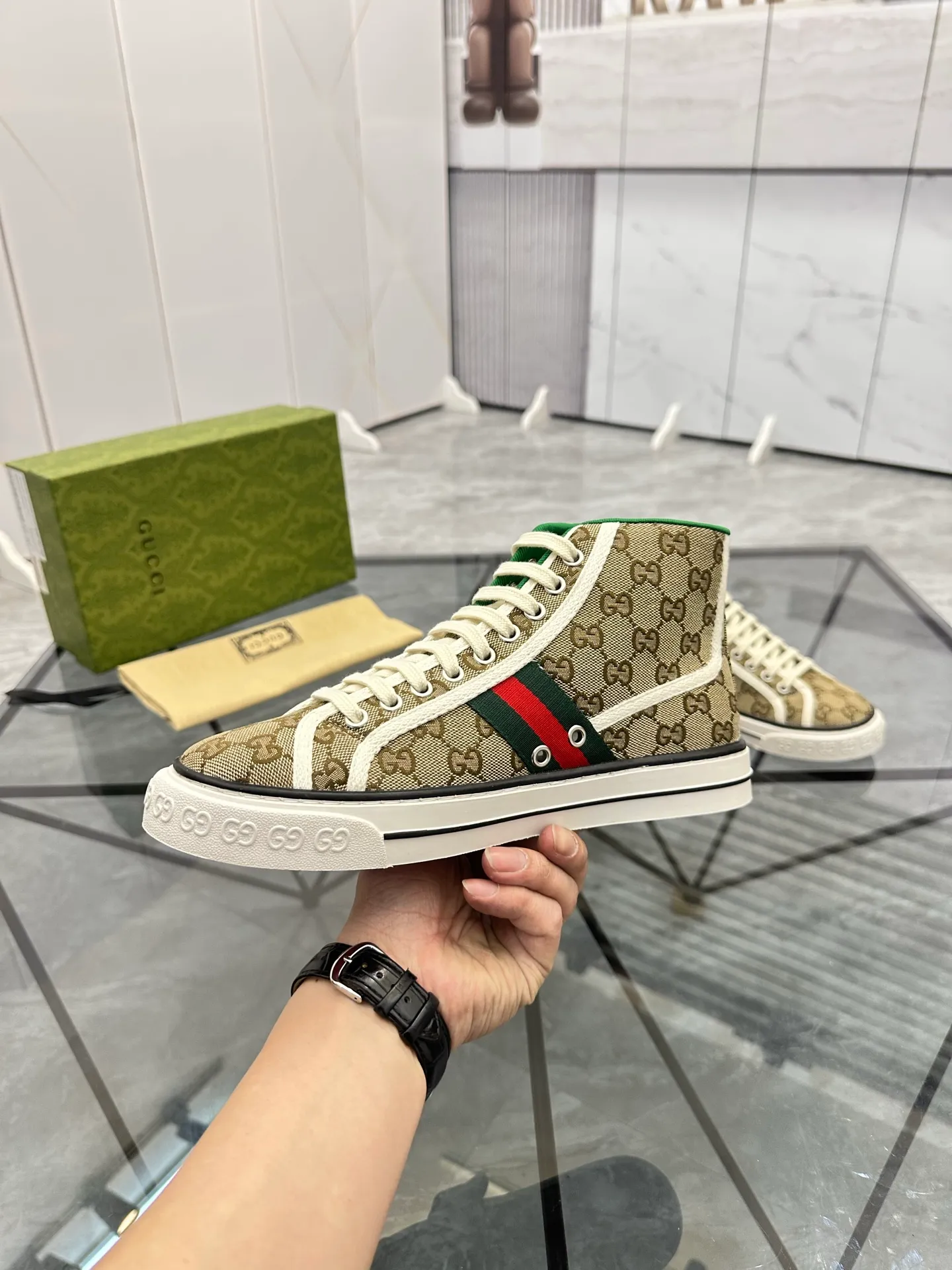 Men's shoes: 💰P420¥ Product trademark: Gucci* "Gucci*" high-top casual shoes Regular size: 38-44 (can be customized to 45.46.) Product materials: Original material from the upper counter, breathable lining, original outsole. Number: 661
